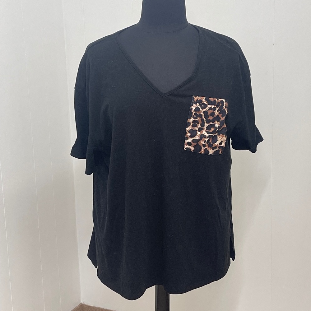 SHEIN Curve Women’s 3XL Black V-Neck T-Shirt Leopard Print Pocket Short Sleeve